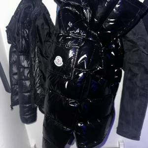  Moncler jacka - Äkta Moncler jacka. Material: Som puffer jacka. Storlek: Passar S och M.