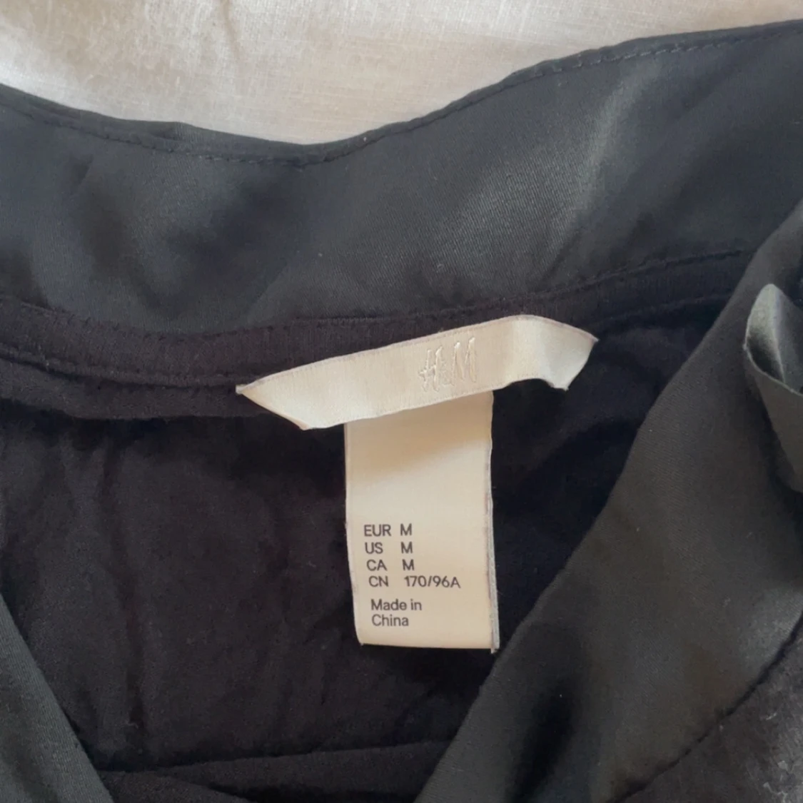 Svart topp med blommiga detaljer - 2