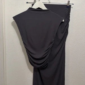 Set med tröja + kjol - Fint set från Gina tricot i mörk grå. Super skönt matrial använt fåtal gånger 💕 säljs ihop🥰tröja xs, kjol s