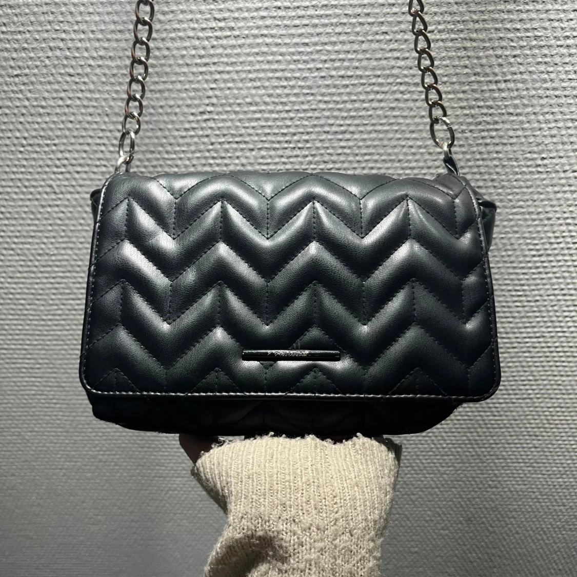 Svart axelväska med kedja