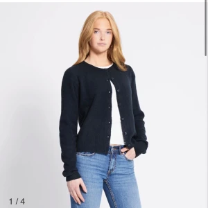 Lager 157 - stickad kofta ”Siri” - Fin kofta i färgen ”dark blue” men jag skulle nog säga att det är mot det mörkgrönare hållet, aldrig använd, bilder på koftan kan skickas det är bara att fråga! Nypris: 150 kr mitt pris: 100 kr, har även 2 koftor till i samma modell men i olika färger som finns att se i min profil!☺️