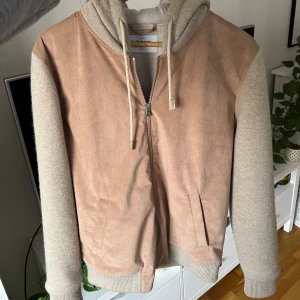  Gran Sasso cardigan  - Snygg cardigan från Gran sasso med muddar och snörning i huvan. Framsidan är i mocka material och ärmarna är stickade för en schysst kontrast. Nypris 10000, köpt på Ströms. Använd max 2 gånger. Öppen för bud 