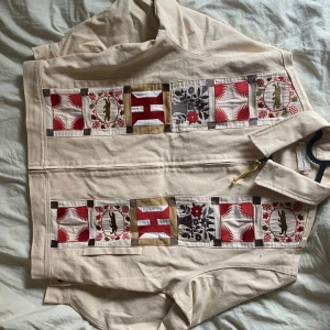 Cool jacka - En cool jacka perfekt till hösten. Jeans material på utsidan men inuti är ett flis aktigt material som kommer hålla en varm under de kallare höst dagarna.