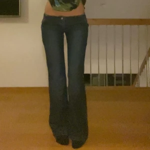 Mörkblå bootcut jeans låg midja - Så fina low waist jeans från g-lago i toppenskick!❣️Pris kan diskuteras  Midjemått: 39 cm Innerbenslängd: 82 cm