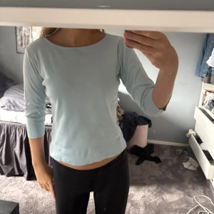 Turkos långärmad  - Turkos trekvarts tröja, knappt använt och normal i storlek🙌🏻