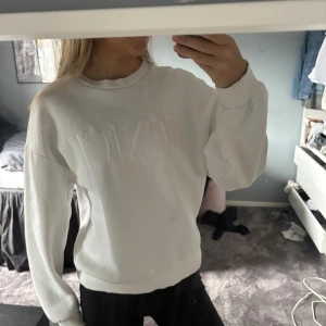 Vit sweatshirt  - Säljer en vit sweatshirt, sparsamt använd. Normal i storlek