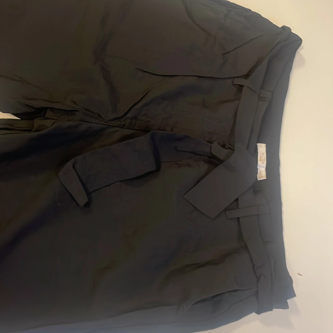 Svarta kostymbyxor med knyt från Wera - 3