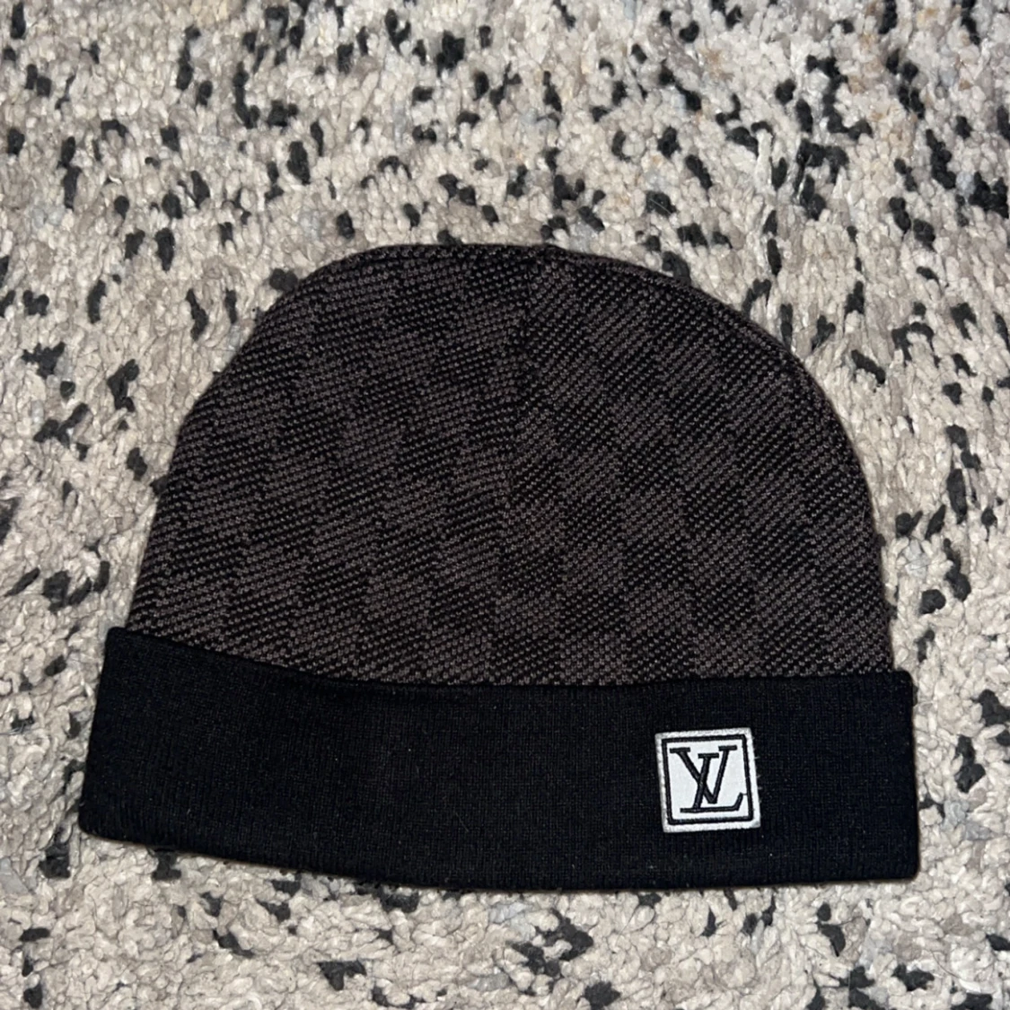 Svart mössa med mönster