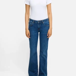Low waist jeans - Jeans med låg midja från Bik bok, köpta för 500. Är slitna nedtill därfav priset. Annars i fint skick, använda några gånger