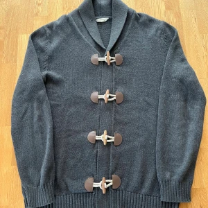 Unik Kofta från Selected Homme - Unik och stilren kofta i väldigt bra skick. Inga tecken på användning. Skriv vid funderingar🙌Pris kan diskuteras!