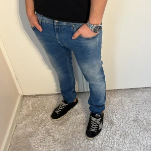 Replay jeans  - Replay Jondrill Jeans | skick 9/10 | Storlek 33/32 | Pris - 499kr | Modellen är ca 178cm lång | Hör av dig vid minsta fråga eller fundering!! 