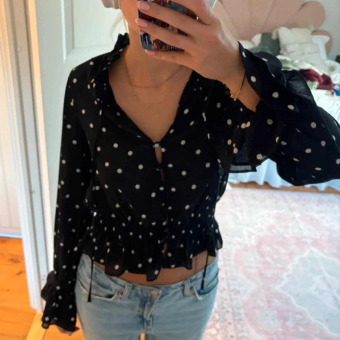 prickig blus med volang