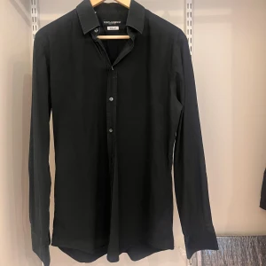 Dolce & Gabbana skjorta - Condition 8/10. Storleken motsvarar m. Priset går alltid att diskutera.