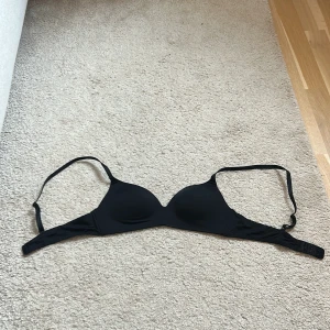 Svart bh utan metall - Svart BH, mjuk o stretchig och skön att han under dagen 