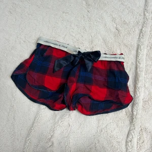 Abercrombie & fitch vintage shorts - Ett par shorts från Abercrombie & fitch i storlek S. Finns en fläck vid resår - därav pris. Jag fraktar inom 24h. Se liknande plagg i min profil!