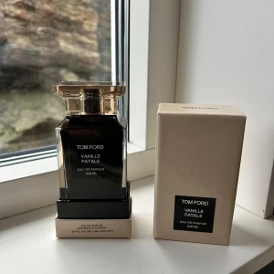 Tom Ford Vanille Fatale 100ml - Helt oanvänd Tom Ford Vanille Fatale Eau de Parfum, 100 ml! Lyxig och stilren parfym som sticker ut med en elegant design och höstiga doft.🍁Nypris ligger på 3800 men säljer till ett otroligt bra pris just nu(1800kr)💫Hör gärna va dig vid eventuella frågor🤝