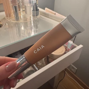CAIA Bare Glow Skin Tint 35 - Caia bare glow skin tint i nyans 35. Jag älskar denna produkten så därför köpte jag en som kan kunde ha som bronser. Tyvärr blev denna nyansen alldeles för varm för mig. Jag har provat den 3-6 gånger och då är det bara några droppar jag har använt. Den funkar lika bra som en vanlig skin tint såklart. Hör gärna av dig vid frågor🤎