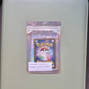 Japanska Pokémon Mystery Pack 5 Kort - Upptäck spänningen med ett japanskt Pokémon mystery pack! Innehåller 5 slumpmässiga samlarkort – perfekt för dig som älskar Pokémon och vill utöka din samling med unika japanska kort.