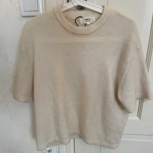 Vit stickad tröja från Gina Tricot - Kortärmad stickad tröja från Gina Tricot 