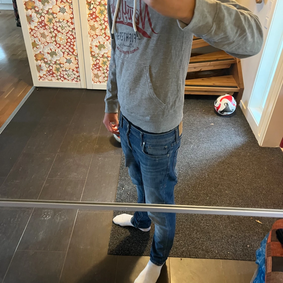 Grå hoodie med New York-tryck - 3