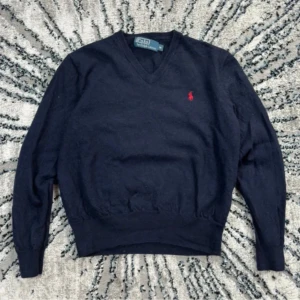 Mörkblå v-ringad tröja Polo Ralph Lauren - Tröjan är storlek M, men har krympt så den passar på mindre storlekar🤍🤍