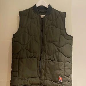 Quiltad grön dunväst från Wrangler - Väst från Wrangler men knappt använd då den är för liten. Nypris 1300 kr