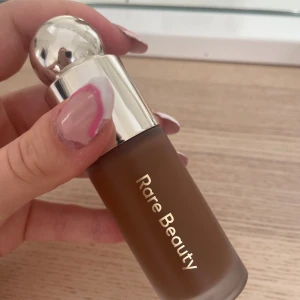 Rare beauty liquid contour - Rare beautys populära liquid contour i färgen serene. Säljer då den är för mörk för mig! Endast använd på handen 