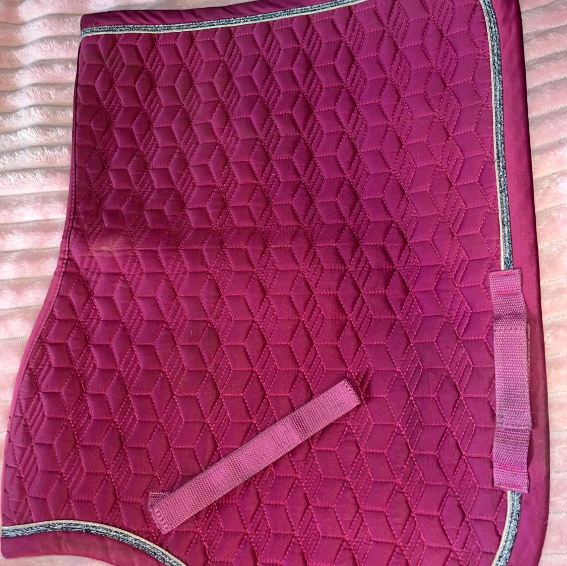 Quiltad vinröd sadelpad från Hippo - 1