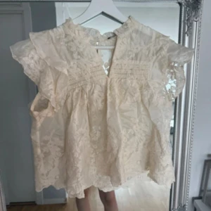 Blus - Jättefin, använd enstaka gång så så gott som ny 🌸Krämvit i färgen 