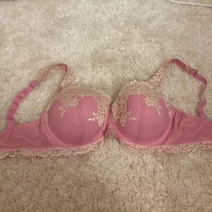 Rosa Intimissmi bh  - Säljer då den ej kommer till användning, 75E