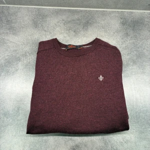 Stickad tröja från Morris i 100% merino ull - Säljer en vinröd stickad tröja från Morris. 100% merino ull. Perfekt för en kallare dag på sommaren. Ny pris runt 1600kr, mitt pris endast 399kr. Det är bara att skriva om ni har några funderingar.