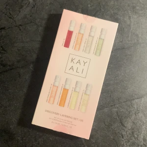 Kayali parfym set - Kayali discovery layering set. Ett parfym kit med små 1,5 ml parfym testers med 8st olika dofter. I parfym kitet finns Kayali Vanilla 28, Yum boujee marshmallow 81, Yum pistachio gelato 33, Vanilla candy rock sugar 42, Utopia vanilla coco 21, Eden juice apple 01, Eden sparkling lychee 39 och Fleur majesty rose royale 31. Har sprayat lite från alla. 