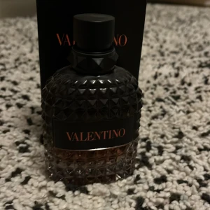 Valentino Uomo Born In Roma parfym - Snygg och modern parfym från Valentino, Uomo Born In Roma Coral Fantasy. Perfekt för dig som vill sticka ut med en exklusiv doft. Flaskan har en cool design som passar in i alla badrum. Volym och ingredienser syns ej på bilderna. Helt oanvänd 100 ml 