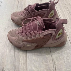 Nike Zoom sneakers i rosa mesh - Nike Zoom sneakers i en snygg rosa färg med mesh och syntetpaneler. Skorna har rund tå, snörning och coola detaljer på sidan. 