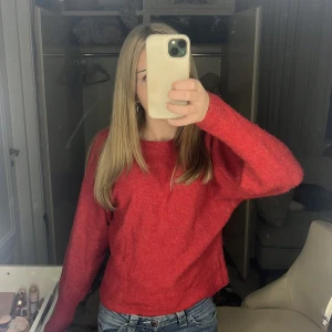 Röd stickad tröja från Vero Moda - Säljer en snygg röd stickad tröja från Vero Moda i storlek XS. Tröjan har en klassisk rund hals och långa ärmar med loose passform.❣️