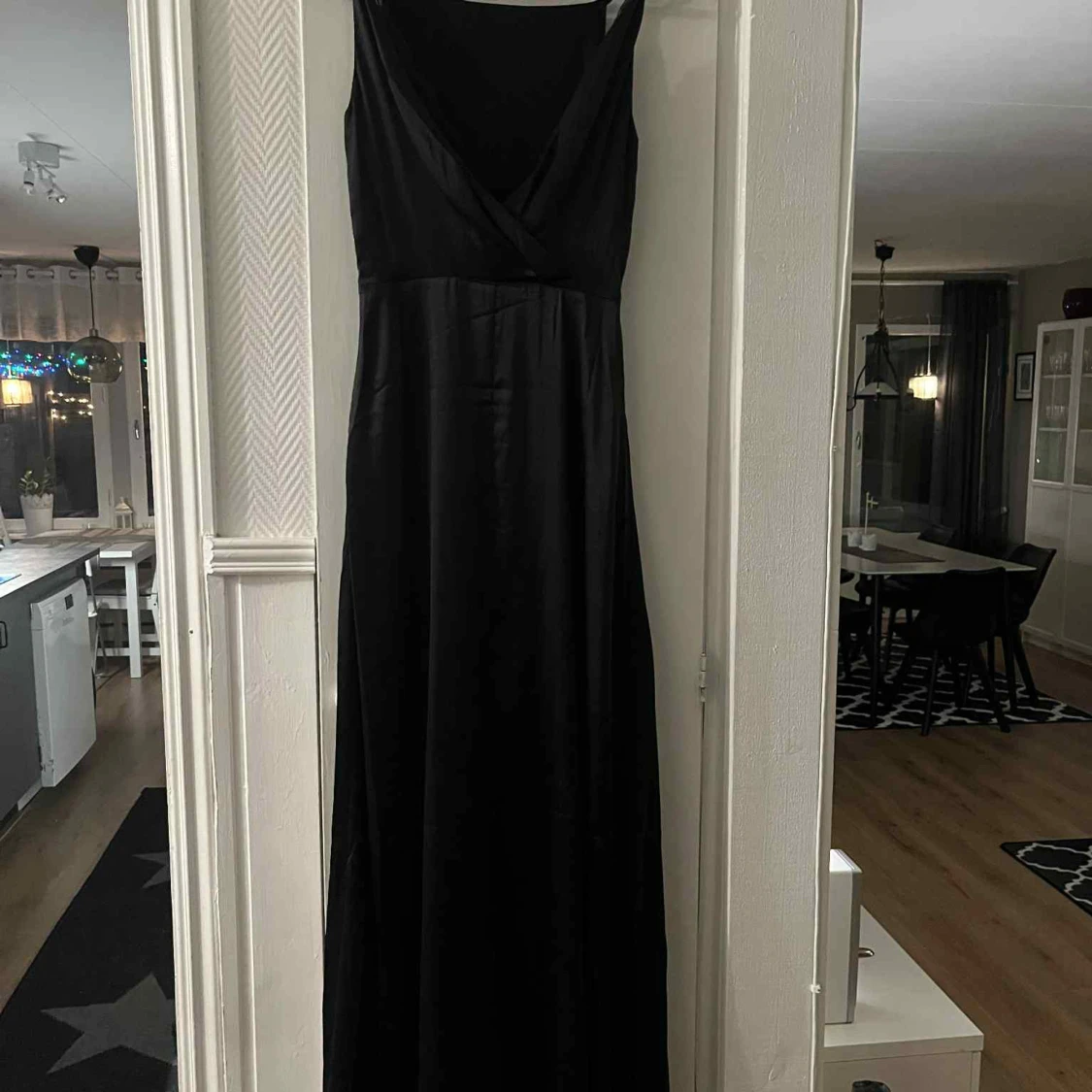 Svart långklänning i satin - 1