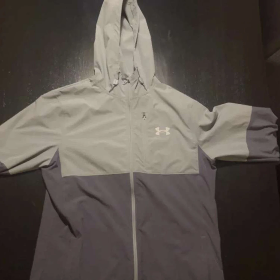 Grå vindjacka från Under Armour