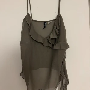Grön volangtop från Divided - Super fin festtopp från divided i storlek xs.