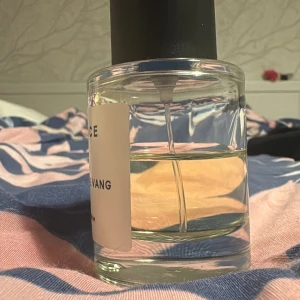 Essnce Signature vang - Modern parfym från Esvang med stilren design. Perfekt för dig som gillar enkla och snygga detaljer. Volym och ingredienser syns ej på bilden.