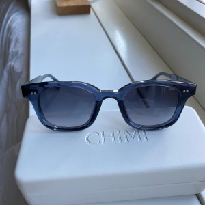  Solglasögon Chimi 02 blå - Helt nya solglasögon från Chimi. Fick som present och använt bara ett par gånger. Inga skador.