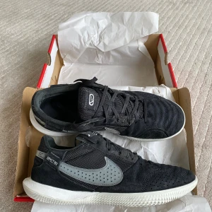 Futsalskor Nike Gato IC svarta sneakers - Nike Gato IC sneakers i svart med grå perforerad swoosh och vit sula. Storlek 41. Skorna är tvättad. Fint skick. 