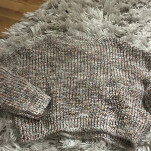 Stickad tröja - Stickad tröja från hm lite kortare i modellen, säljer eftersom att jag aldrig använt den köpt för ca 200kr🥰typ beige/grå färg
