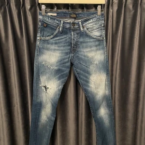 Jack&jones slim Glenn  - Jack n jones - skick 8/10, fint skick! - storlek 29/32, passar mycket bra på mig som är 177 och väger 60kg - sjukt snygga slitningar och wash på dom - hör av er vid frågor🙌