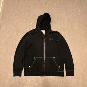 Svart True Religion hoodie - Svart hoodie från True Religion i storlek XL.               Köpt från NK för 1700