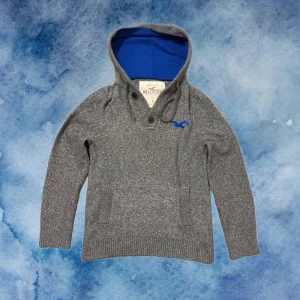 Stickad Hollister Hoodie - Säljder denna riktigt deta stickade Hollister Hoodien med knappar vid kragen! | Storlek S| Modell 175cm och 72 kg | Riktigt Fint skick | Längd ≈ 60cm , bredd armhåla -armhåla ≈ 43cm 