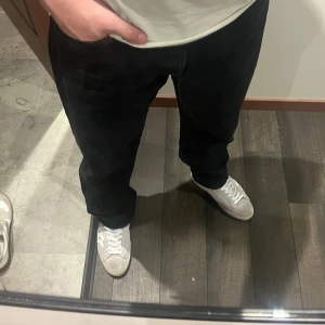 Replay jeans straight fit - Svarta replay  jeans med klassisk femficksdesign och raka ben. Straight fit! Längd 110cm, midja 45cm. (Långa för sin storlek) JAG SKICKAR EJ FLER BILDER NÄR JAG BÄR JEANSEN :) s2