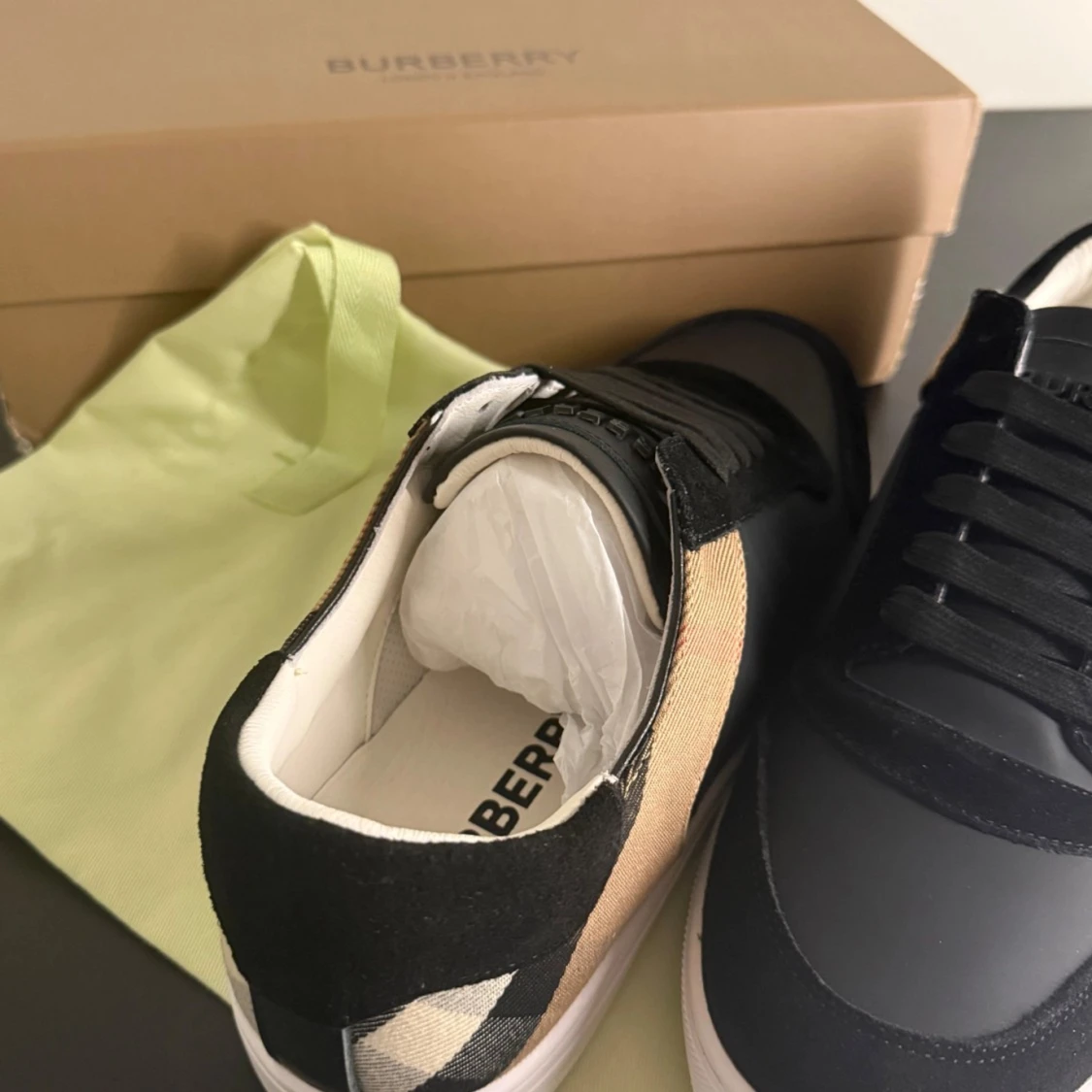 Burberry sneakers med rutigt mönster - 91