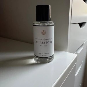 Millefiori Eau de Parfum 50ml - Säljer denna underbara doften från Curiosa inspirerad av Miss Dior. Underbar doft och luktar nästan identiskt som originalet. 