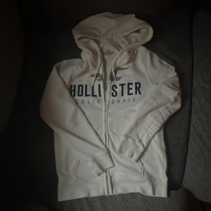 Hollister Hoodie - En riktigt skön & go hollister huvtröja med dragkedja! Prima skick utan defekter, storlek S. Tunt fodrat inuti och passar året runt ❄️🍁🌸☀️