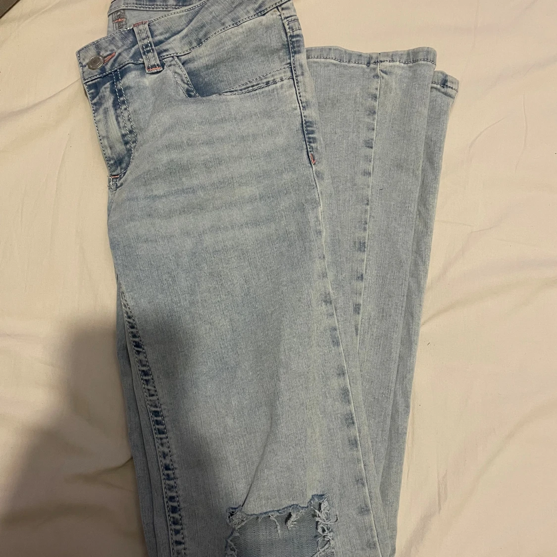 Ljusblå bootcut jeans med slitningar - 2